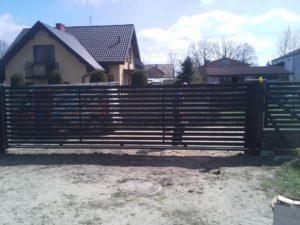 20160421 114410 2 300x225 - Kluczowe parametry doboru siłownika do bramy